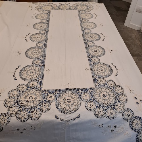 Tovaglia posti con - con, ricami
